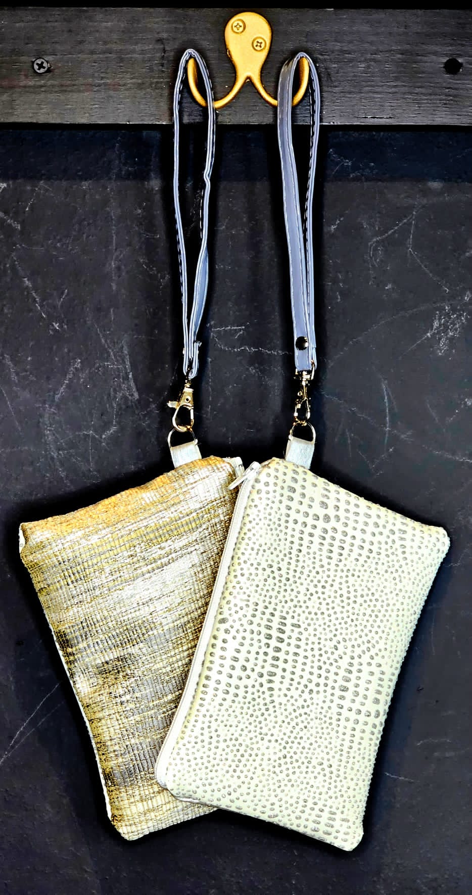 MOTA WHITE/SILVER DOT WRISTLET
