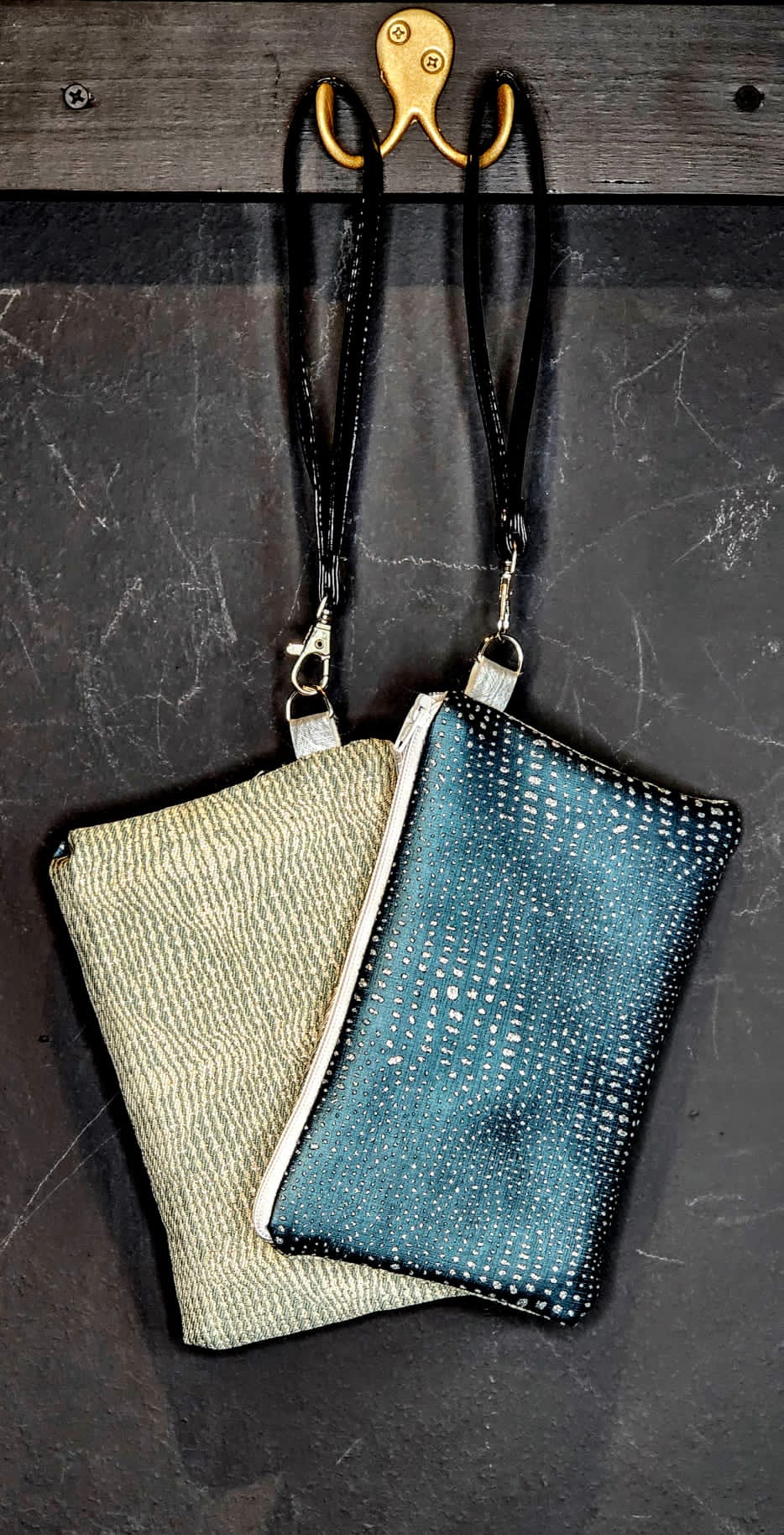 MOTA BLUE/SILVER DOT WRISTLET