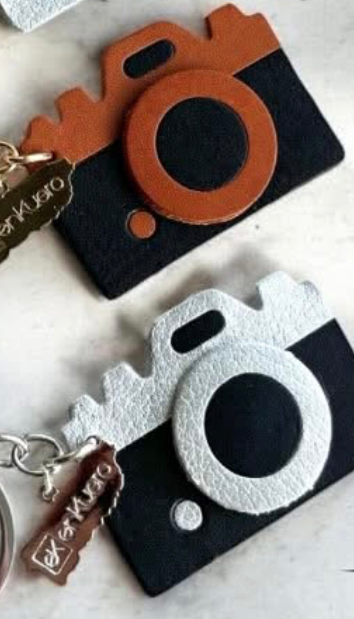 CAMARA SHAPED KEYRING