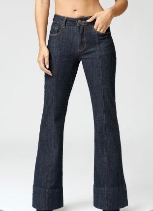 JEANS ELÁSTICOS CON CORTE DE BOTA