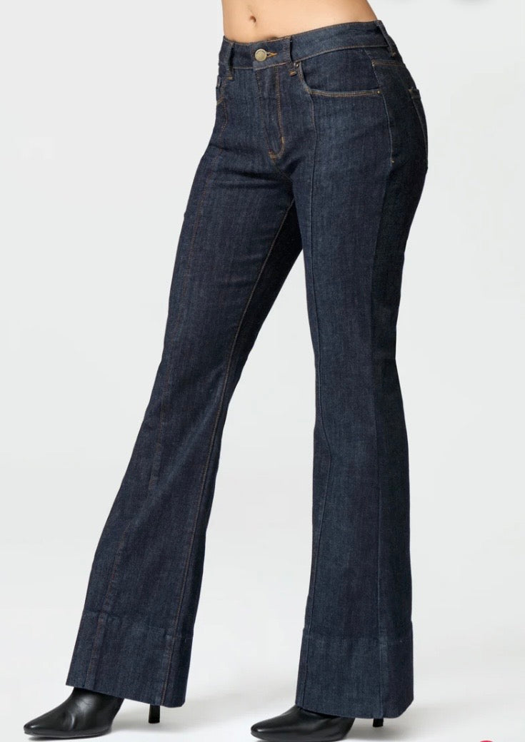 JEANS ELÁSTICOS CON CORTE DE BOTA