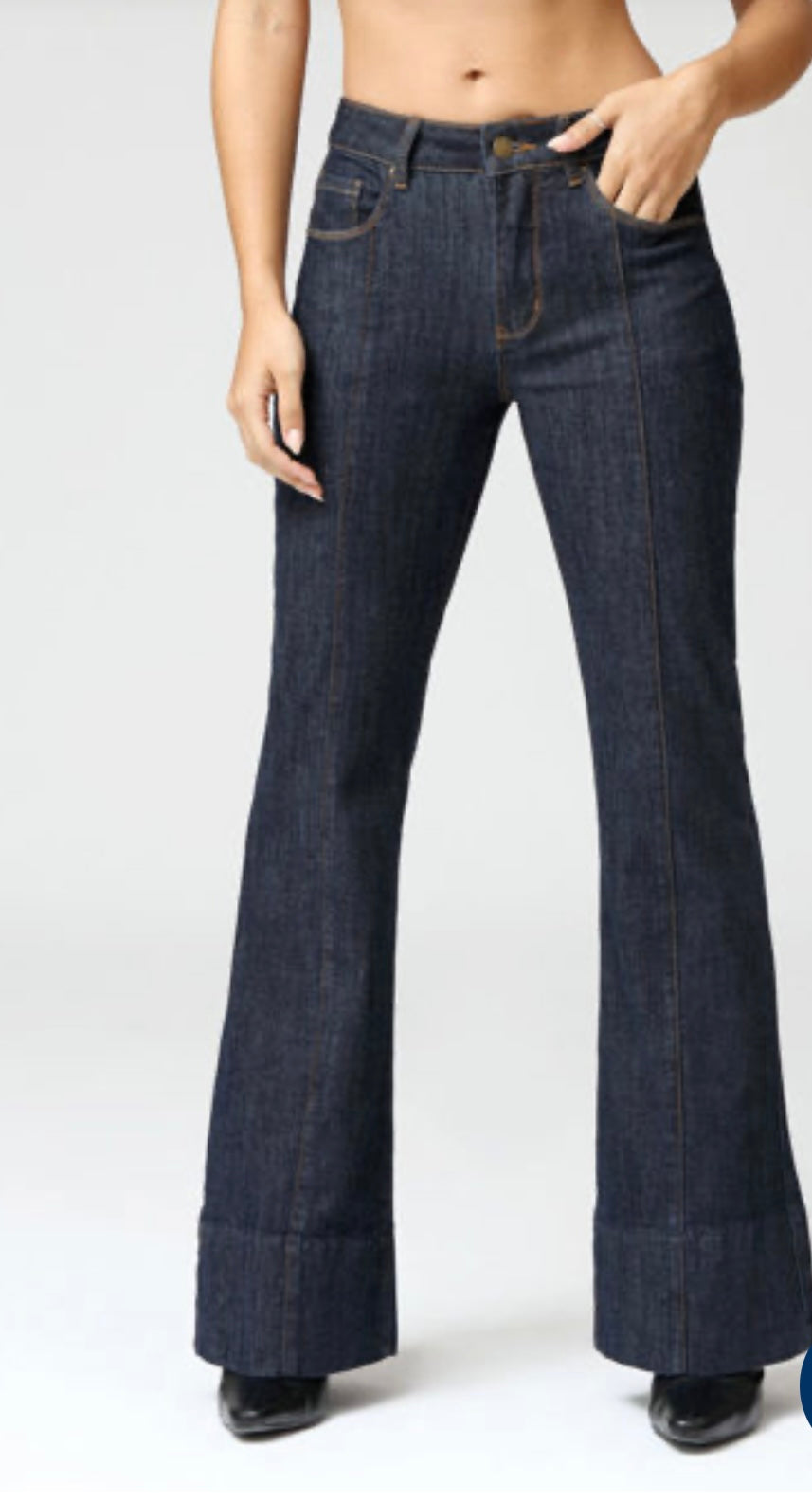 JEANS ELÁSTICOS CON CORTE DE BOTA
