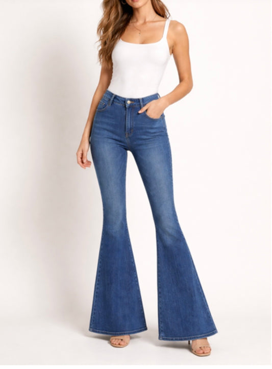 JEANS ELÁSTICOS CON CORTE DE BOTA